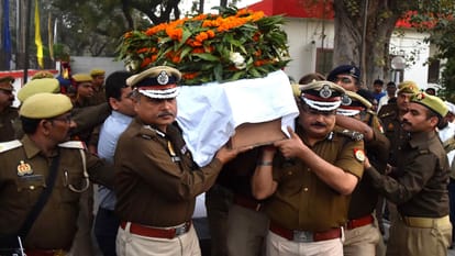 Constable wife unconscious last salute given in police line
