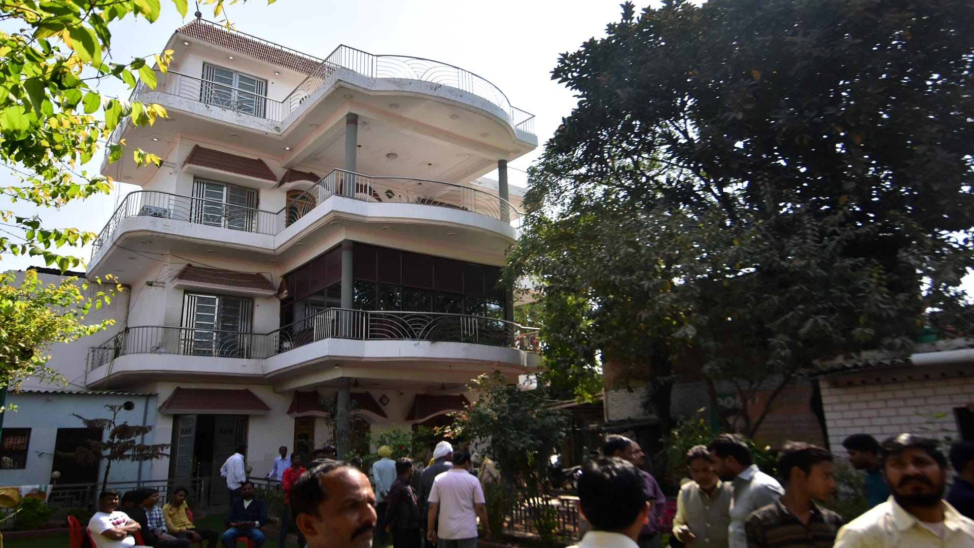 Umesh Pal hatyakand: UP STF team reached Madhya Pradesh, raided 14 places in UP too