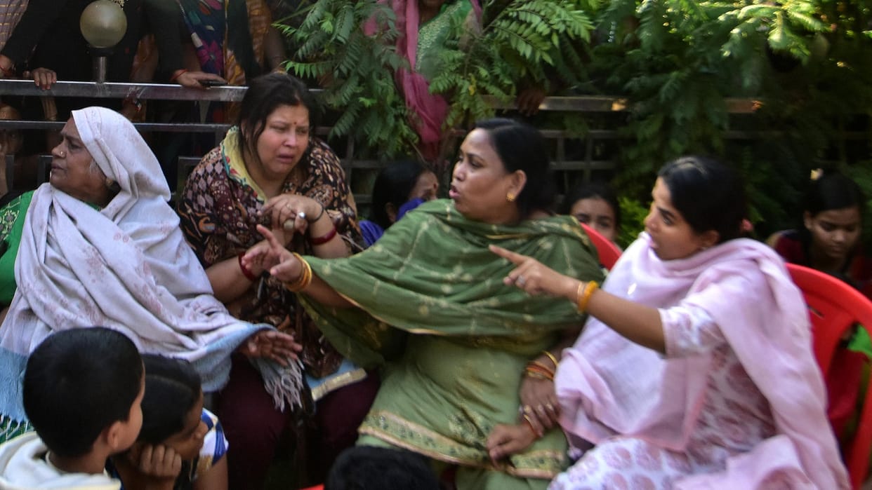Scuffle with MLA Pooja Pal who reached Umesh Pal's house to console