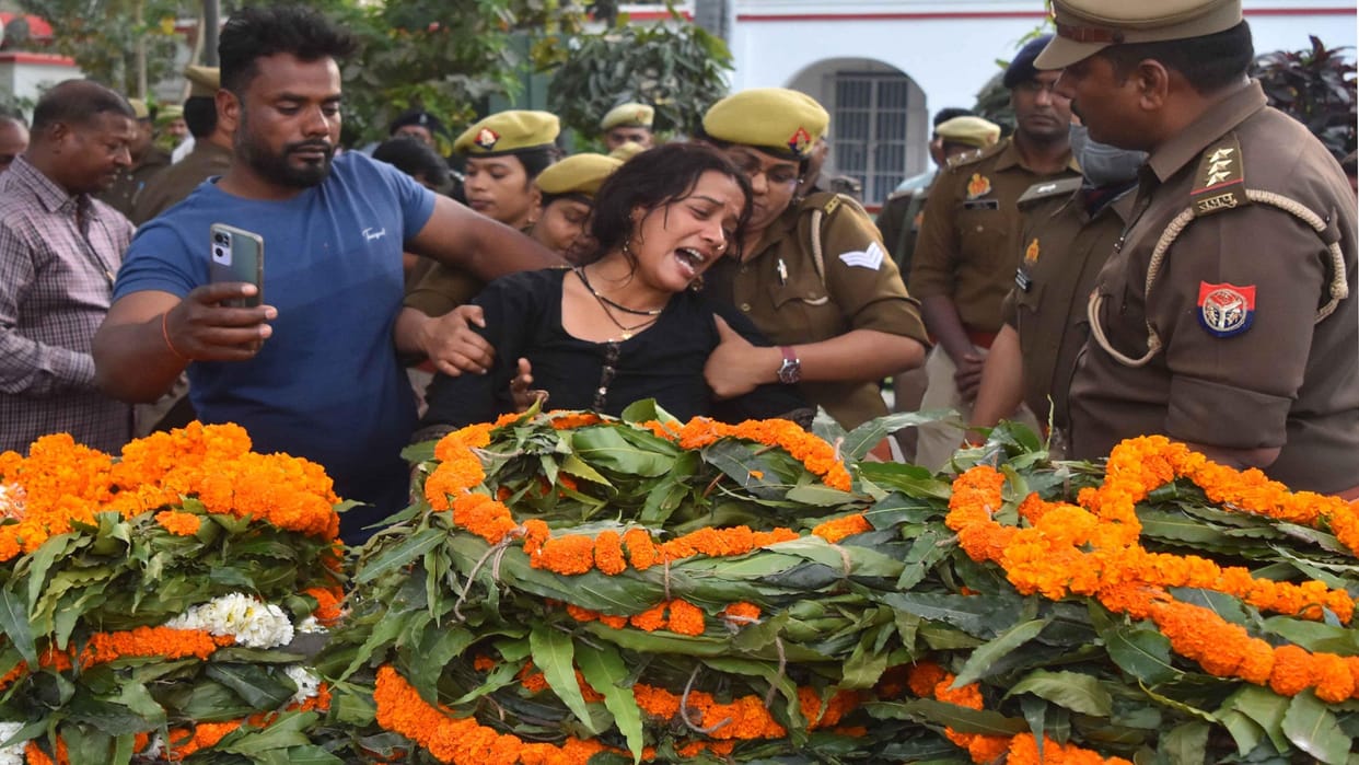 Constable wife unconscious last salute given in police line