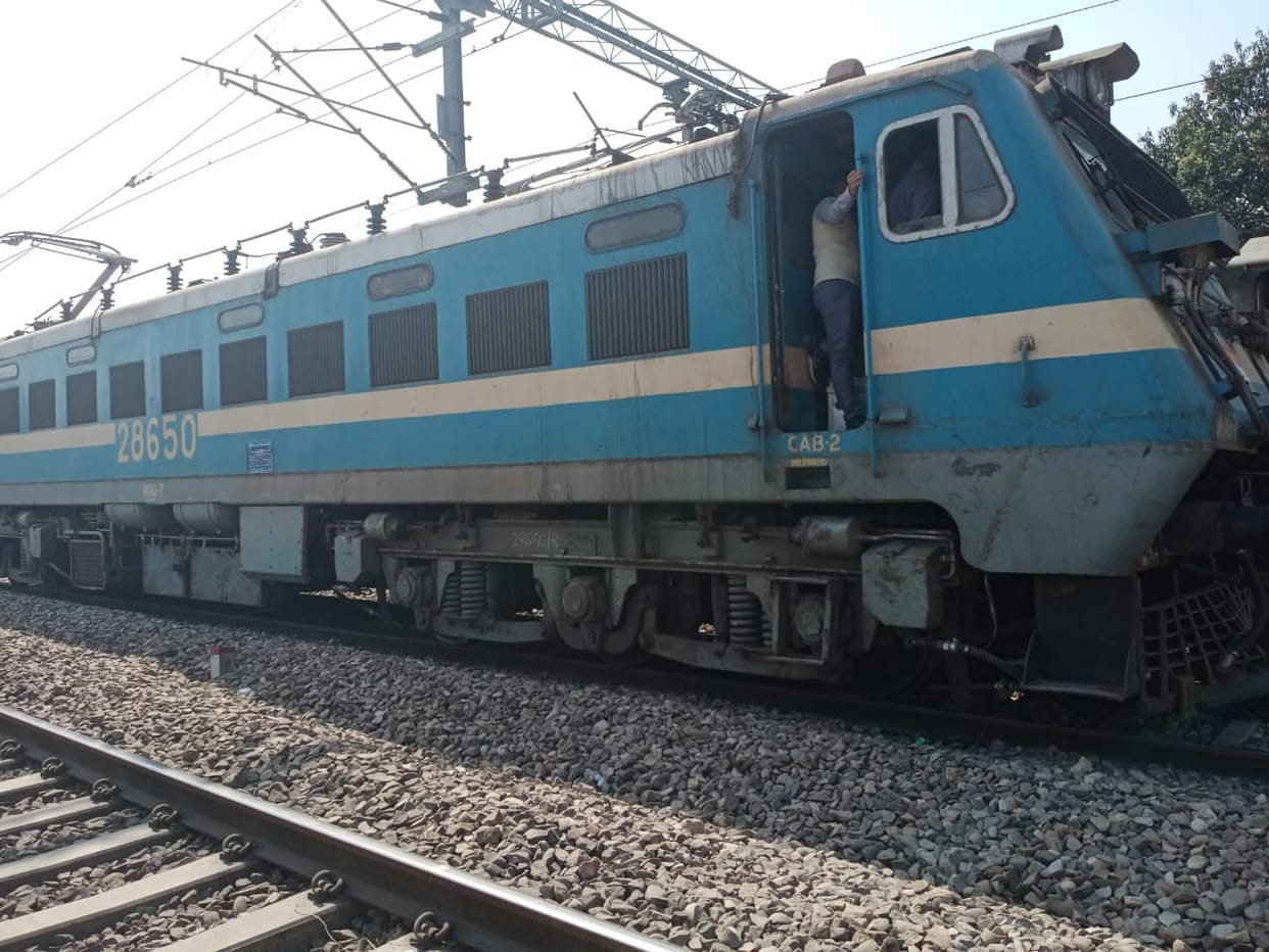 Bijnor: Sudden engine power failure at Dhampur station of Lucknow-Chandigarh Express