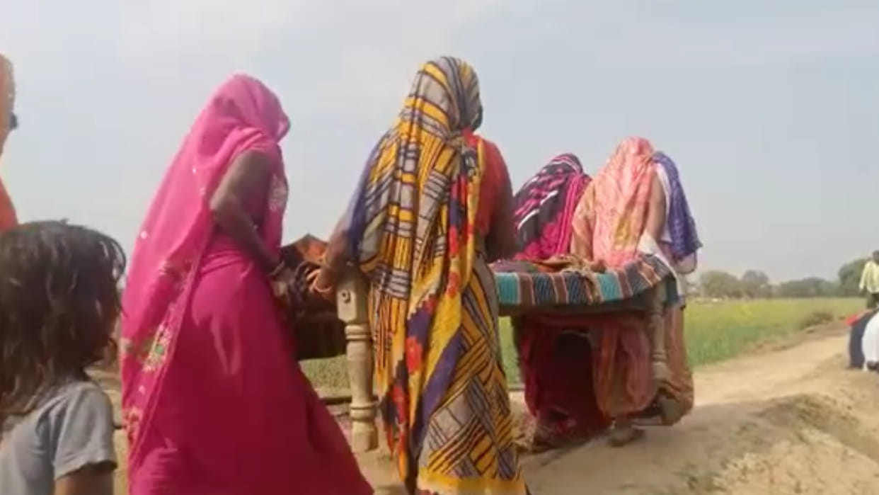 Vikas Yatra in Mangawan, Rewa, women took the old woman 2 km away by putting her on the cot