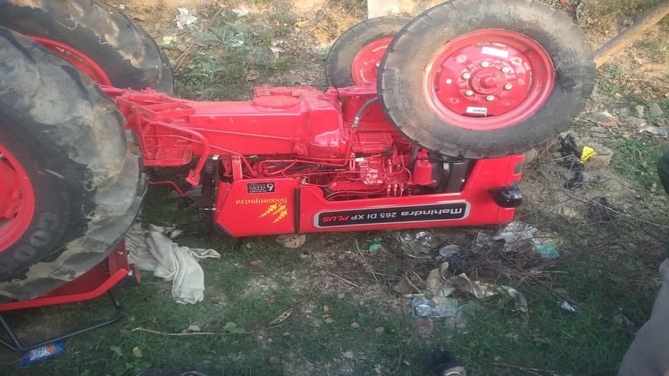 Driver died due to overturning of tractor on Bareilly-Badaun highway