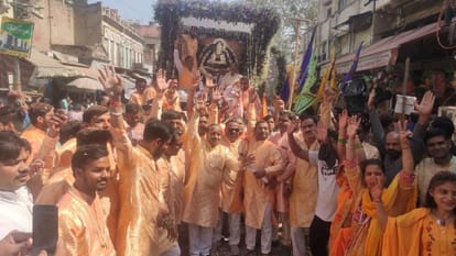 grand procession of Khatu Shyam was taken out at beginning of Holi festival in Agra