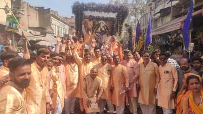 grand procession of Khatu Shyam was taken out at beginning of Holi festival in Agra
