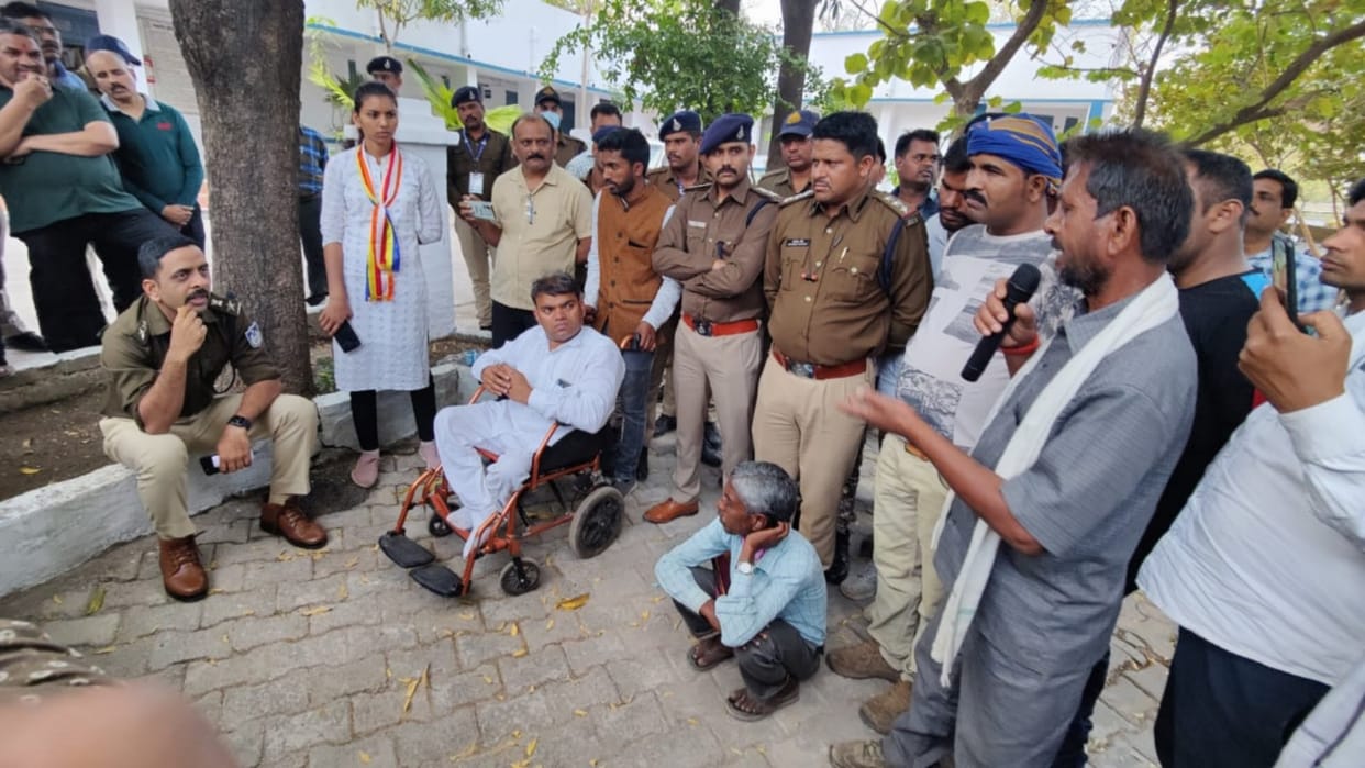 Victims protest in SP office demanding to arrest Shaligram in Chhatarpur Bageshwar Dham News
