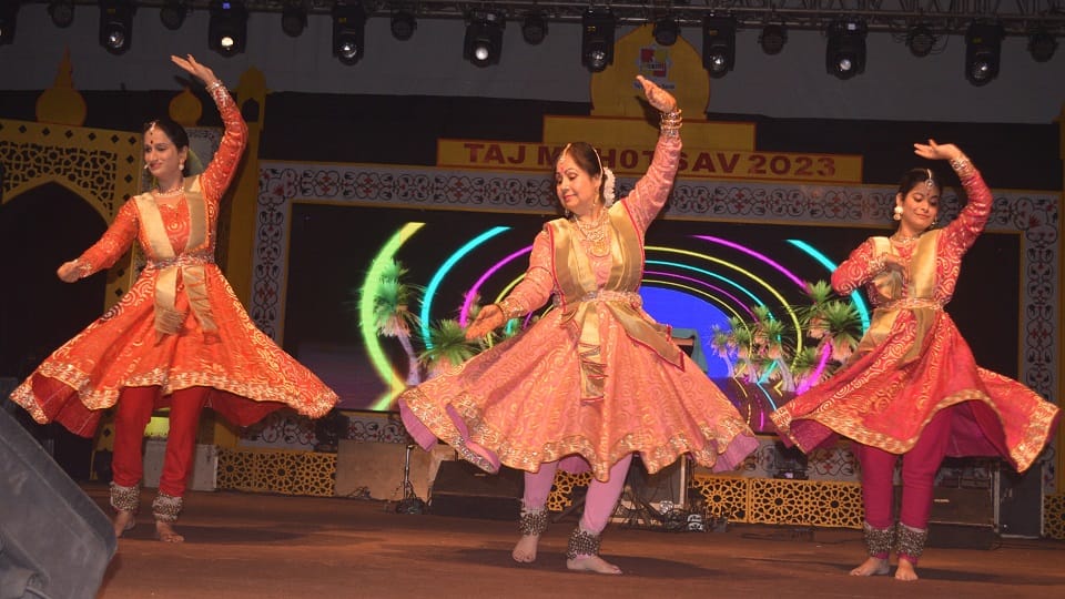 Chhau dance of Odisha was performed by artistes on open-air stage of Shilpgram at Taj Mahotsav 2023