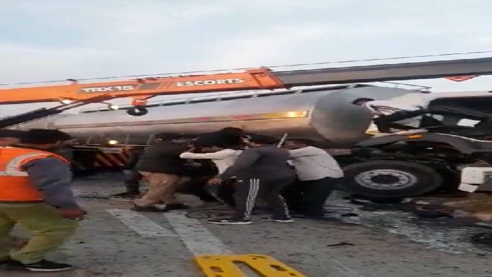 Milk tanker hit the truck loudly in Noida