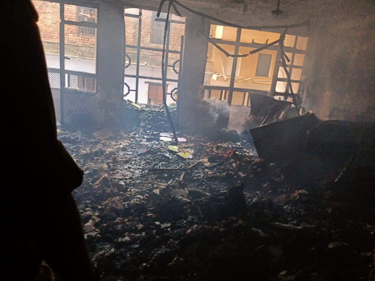 Fierce fire broke out in house of saree businessman in varanasi people saved their lives by jumping