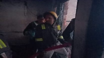 Fierce fire broke out in house of saree businessman in varanasi people saved their lives by jumping