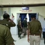 पुलिसकर्मियों का इलाज चल रहा है।