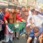 जम्मू में प्रदर्शन करते भाजयुमो कार्यकर्ता
