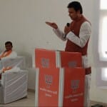 कार्यकर्ताओं को संबोधित करते हुए ।