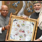 प्रधानमंत्री नरेंद्र मोदी को चंबा रुमाल भेंट करते राज्यपाल।