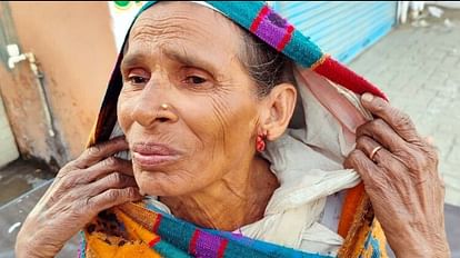 Jind: लकड़ियां बीनने गई बुजुर्ग महिला के दोनों कानों से बालियां नोचीं, कानों का मांस भी फटाJind: लकड़ियां बीनन अपने कान से फटा हुआ मांस दिखाती रोशनी।