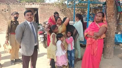 Azamgarh: झाड़फूंक के नाम धर्म परिवर्तन का आरोप, प्रार्थना सभा में पहुंची पुलिस, हिरासत में छह लोग धर्म परिवर्तन की सूचना पर पहुंची पुलिस
