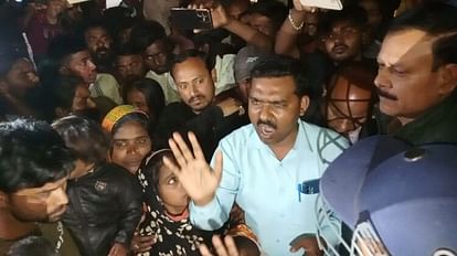 Ballia: ट्रक की चपेट में आने से युवक की मौत, आक्रोशित लोगों ने किया हंगामा, पुलिस ने भांजी लाठियां सड़क हादसे में युवक की मौत के बाद लोगों ने लगाया जाम