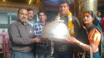 बाबा महाकाल को भेंट किया गया चांदी का मुकुट।