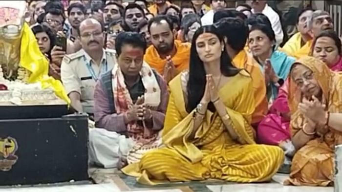 KL Rahul-Athiya Shetty arrived to seek the blessings of Baba Mahakal, बाबा  महाकाल का आशीर्वाद लेने पहुंचे KL Rahul-Athiya Shetty, भस्म में हुए शामिल,  गर्भगृह में की पूजा - Ghamasan News