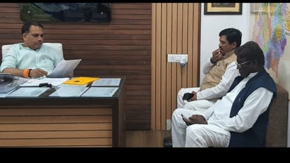 बीजेपी मुख्यालय में कार्यालय मंत्री के कमरे में बैठे केपी यादव