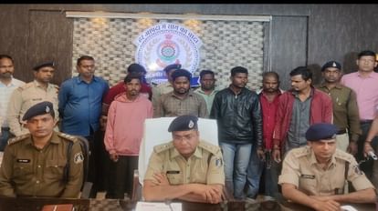 Janjgir Champa: घूम-घूम करते थे चोरी, पुलिस ने गिरोह के छह को पकड़ा, बरामद सामान देख अधिकारियों के उड़े होश पुलिस की गिरफ्त में अंतरजिला चोर गिरोह।