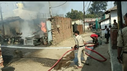 कोरबा के रिसदी आवासीय इलाके में  एक ट्रांसफॉर्मर फैक्ट्री में आग लग गई।