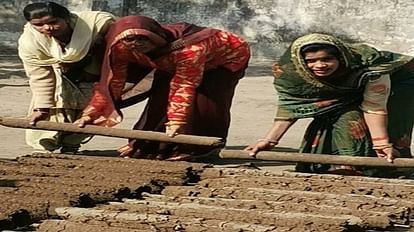 Hathras News: गोकाष्ट से होगा होलिका दहन, गोशाला में महिलाएं बना रही हैं गोबर की लकड़ियां गोकाष्ठ बना रहीं महिलाएं