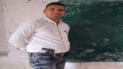 Hathras News: कक्षा में रिवॉल्वर लेकर बच्चों को पढ़ा रहा था शिक्षामित्र, बीओ ने थमाया नोटिस कक्षा में बोर्ड के सामने रिवाल्वर के साथ शिक्षामित्र