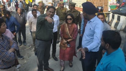 मंडलायुक्त ने किया अवध चौराहे का निरीक्षण।