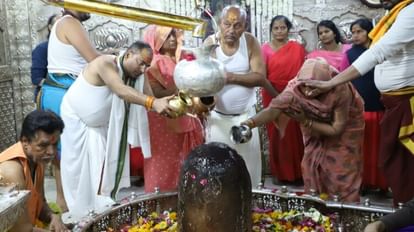 Ujjain: मध्यप्रदेश विधानसभा अध्यक्ष गिरीश गौतम ने किए महाकाल के दर्शन, सपरिवार किया बाबा का पंचामृत पूजन मध्यप्रदेश विधानसभा अध्यक्ष गिरीश गौतम रविवार को महाकाल बाबा की शरण में पहुंचे।
