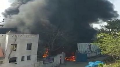Moradabad Fire: थर्माकोल की फैक्टरी में लगी भीषण आग, ऑटोमैटिक मशीन, टिनशेड और 40 टन रॉ मैटेरियल जला मुरादाबाद में फैक्टरी में लगी आग