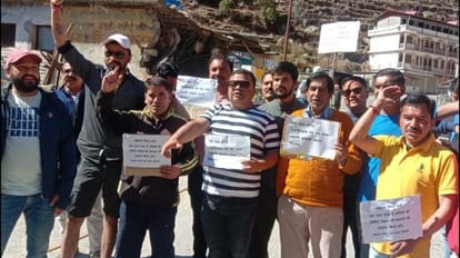 Char DhamYatra 2023: यात्री संख्या सीमित करने के विरोध में सड़कों पर उतरे व्यापारी और हक-हकूकधारी प्रदर्शन करते व्यापारी