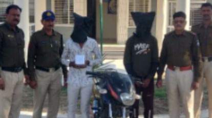 Ratlam: चोरी की बाइक से लूट को अंजाम देने वाले इंदौर के तीन बदमाश 5 घंटे में गिरफ्तार रतलाम पुलिस ने तीन युवकों को लूट के केस में गिरफ्तार किया है।