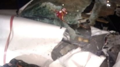 Hathras News: ट्रैक्टर ने कार में मारी टक्कर, युवक की मौत दुर्घटना के बाद क्षतिग्रस्त कार