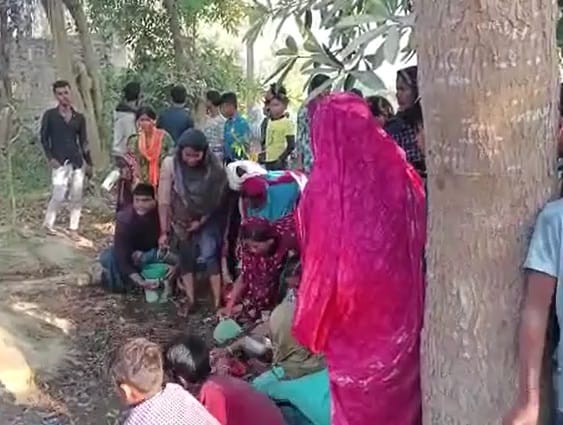Bihar: Tanker overturned after collision with truck in Muzaffarpur, one injured; oil looting spree
