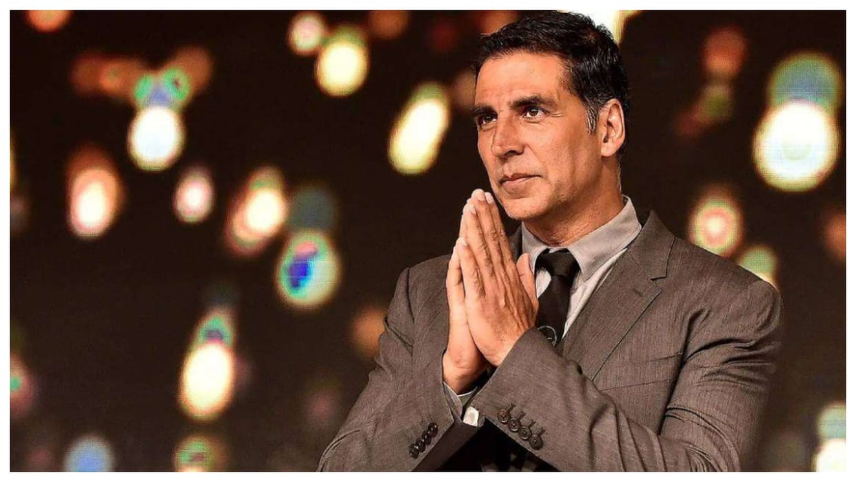 Selfiee Star akshay kumar slams by gaiety galaxy owner manoj desai to visit regularly in the kapil sharma show
