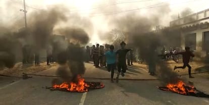 Bihar: Siwan started burning after the murder of a ward member, the police station was surrounded