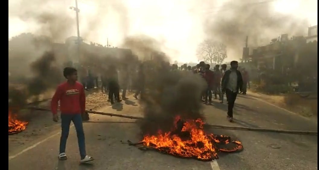 Bihar: Siwan started burning after the murder of a ward member, the police station was surrounded