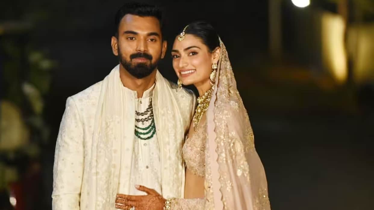 KL Rahul returns to India After the Match Athiya Shetty Surprised him at Airport Video goes Viral