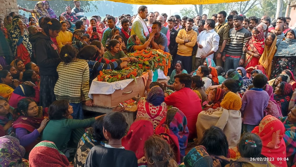 Umesh pal murder Gunner Sandeep Nishad merges in Panchatatva in Azamgarh,