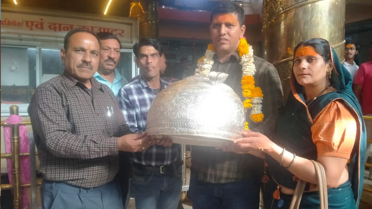 Two devotees presented silver crowns to Mahakal, one weighing 3 kg 320 grams and the other weighing two kg