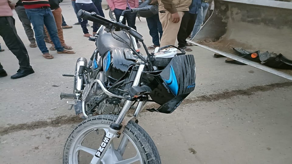 Tractor crushed bike rider death on the spot in Bareilly