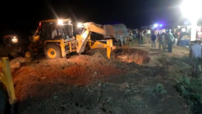 MP News: A three-year-old girl fell into a borewell while playing in Chhatarpur.