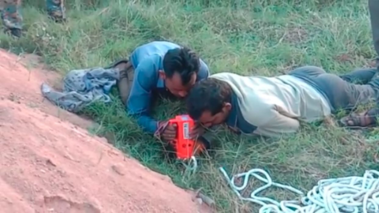 MP News: A three-year-old girl fell into a borewell while playing in Chhatarpur.