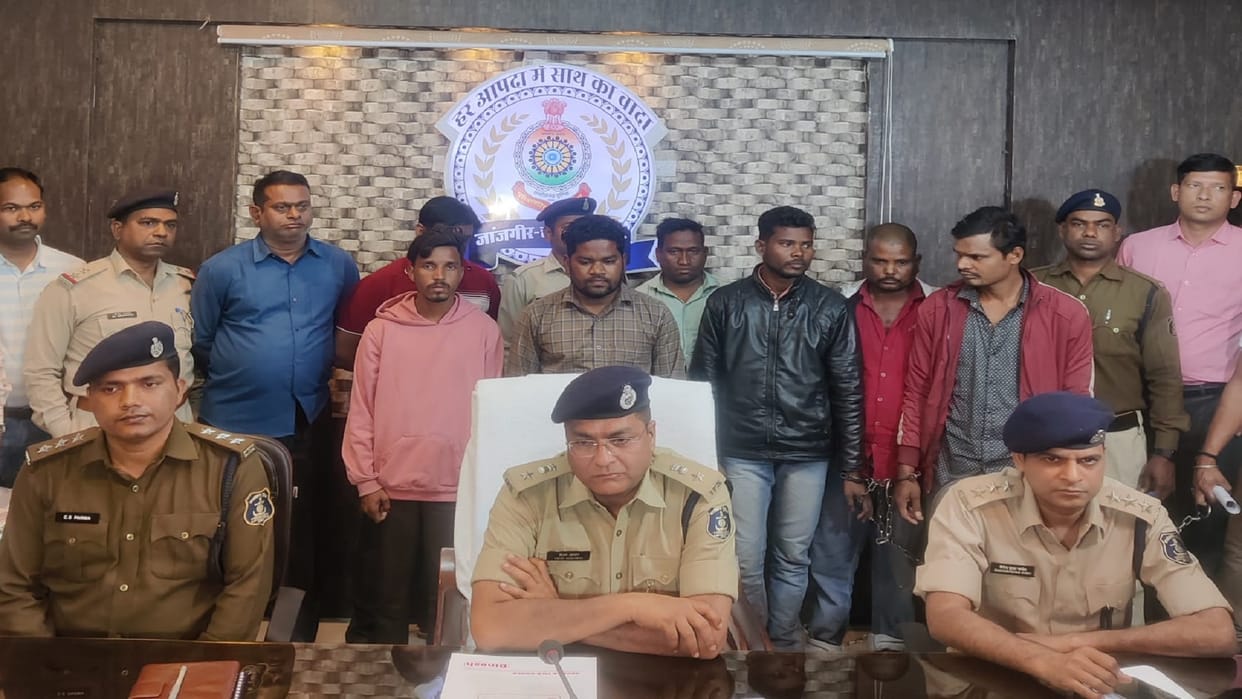 Police arrested six main accused and buyers of inter district thieves gang