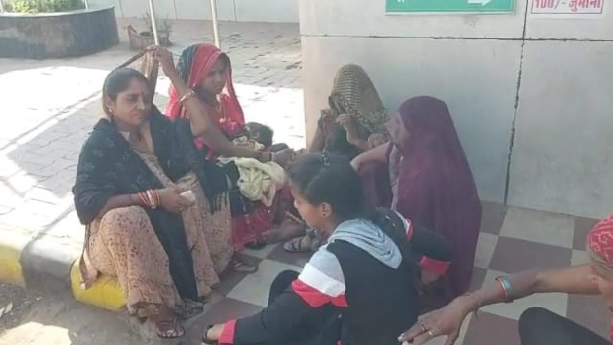 A truck hit an innocent girl waiting for her father on Damoh Jabalpur road driver runs away