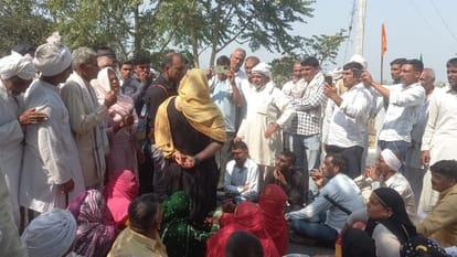 विरोध में जुटे किसान।