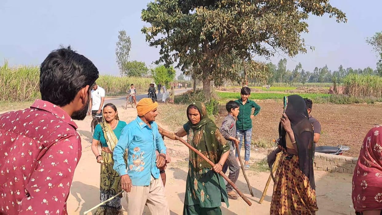 Bijnor: women fed up with drunken husbands, women reached at liquor shop in