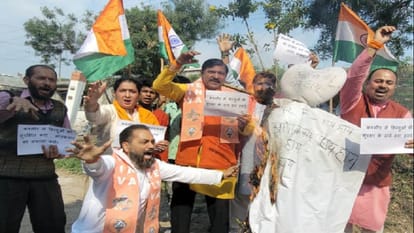 Protest against target killing of Kashmir Pandit, burnt effigies of terrorists