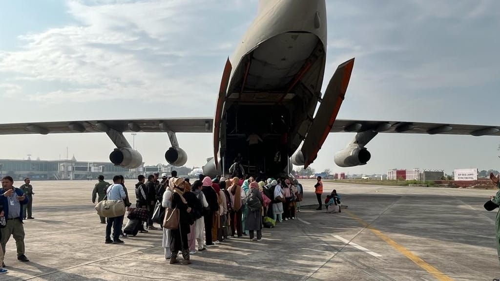 Ladakh News: Air Force airlifted 388 civilians from Jammu reached Leh